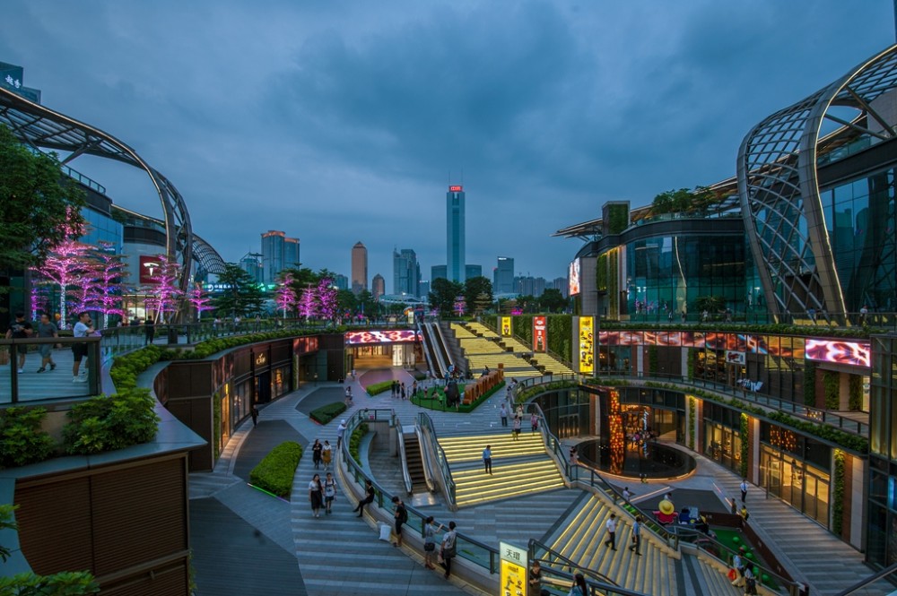 外国游客到访广州,来到正佳广场,不由感叹道:中国商业发展很繁华