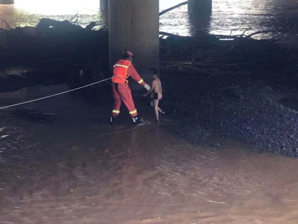 位于文山市七乡农贸市场附近丽水桥下有一名小孩被困河中央沙滩上,接