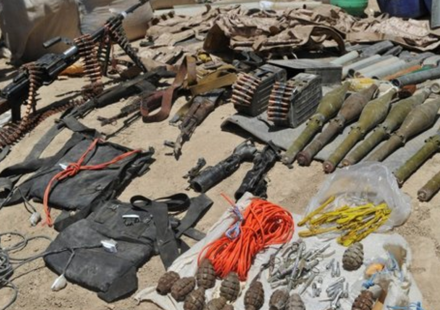 炫耀战利品塔利班组织展示手中的武器美国的努力全部白费