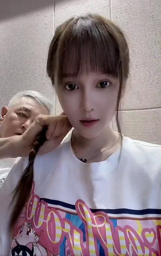 赵本山帮女儿球球编辫子满脸宠溺的老父亲