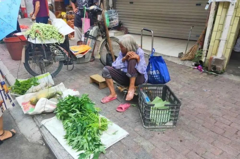 赚的钱真的少得可怜只是一些葱,蔬菜,水果不值什么钱其实他们摆卖的