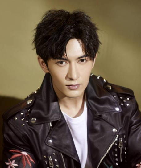 米热饰演明神,他也是娱乐圈的老前辈了,出演过很多作品.