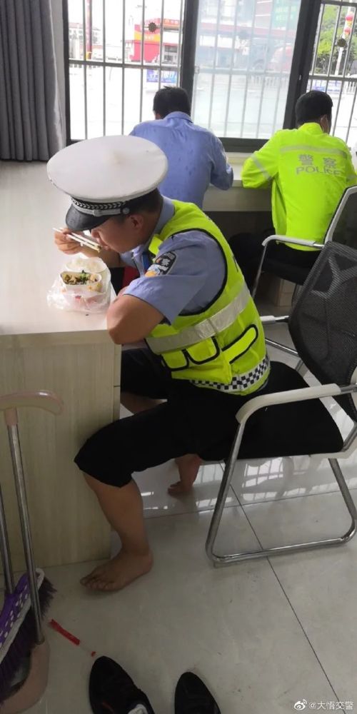 无惧风雨大悟交警赤脚在道路上执勤