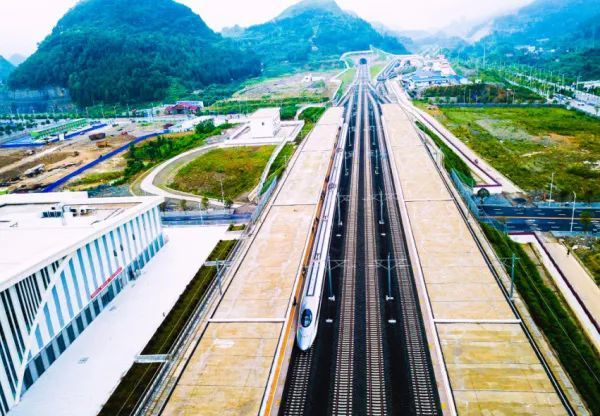 今天丨安六高铁一岁了