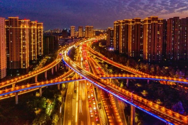 车水马龙高架桥上摄影:北岸犹如一串串跳跃的音符倒映在湖水中常州大