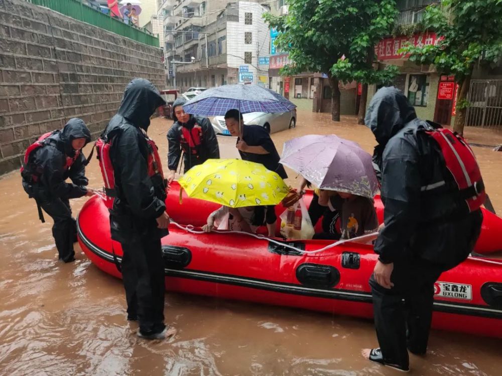 暴雨來襲!開車如開船,街道變泳池,廣安消防緊急疏散轉移群眾46人