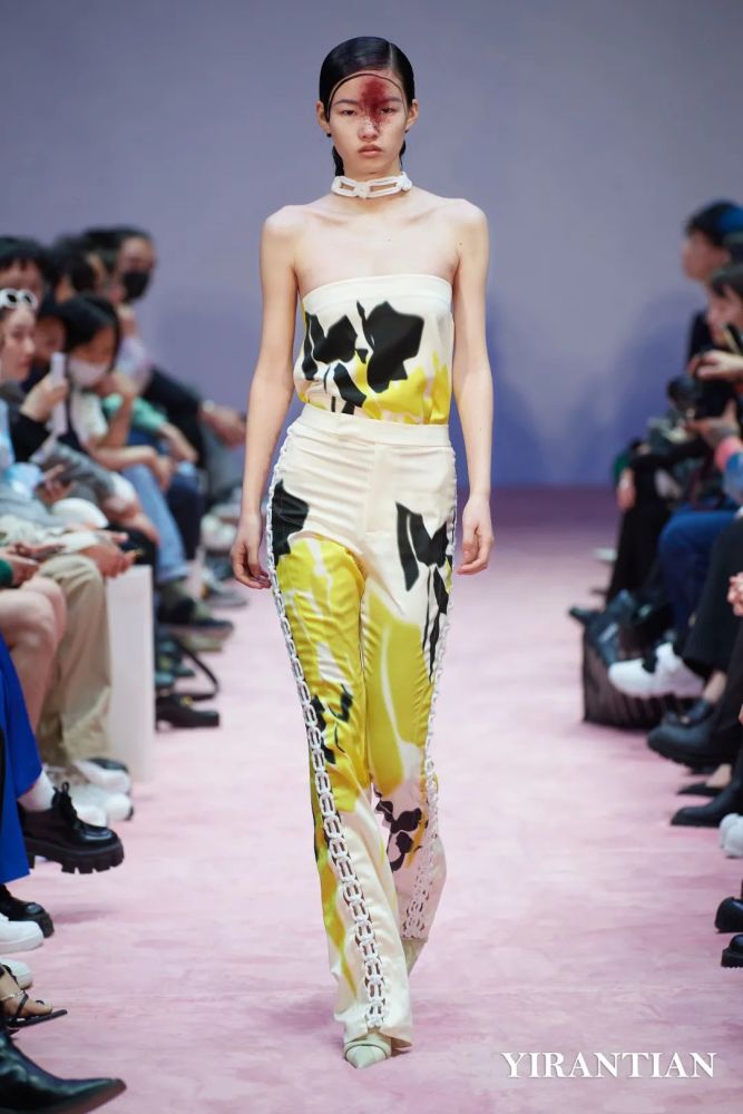 秀场上持酷行凶大片里可盐可甜说她呢