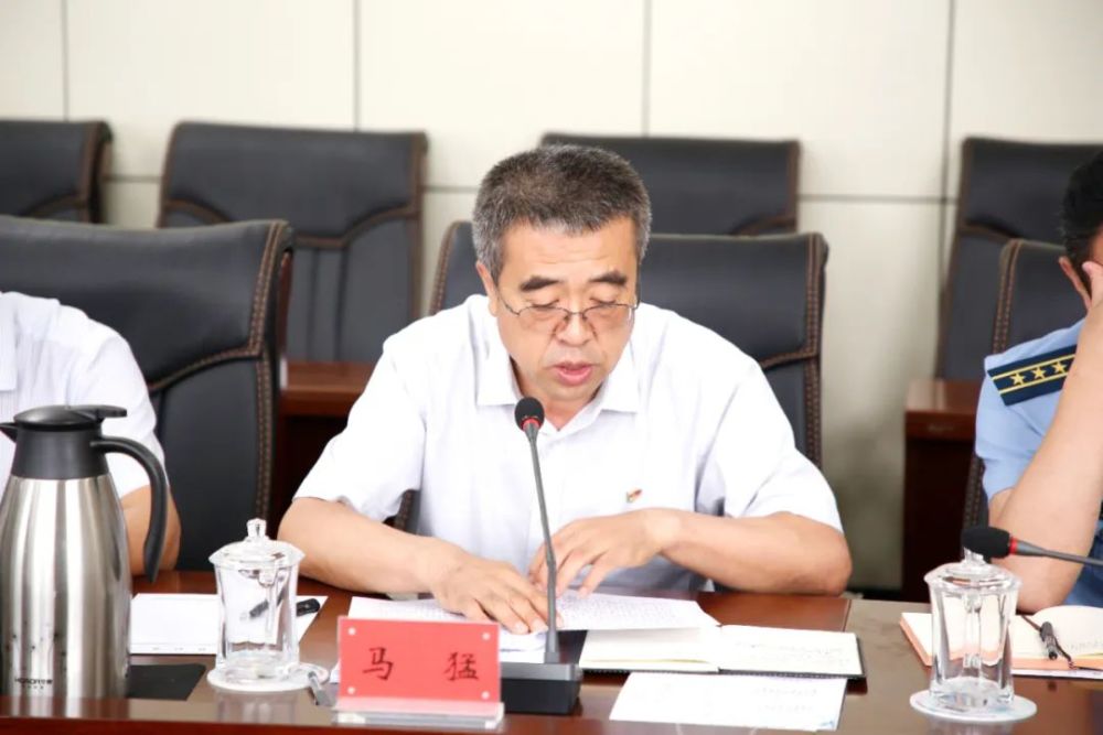 会上,市委常委,政法委书记马猛传达了自治区党委书记,人大常委会主任