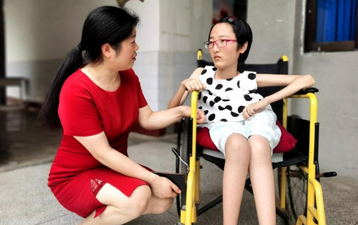 坐轮椅去参加高考的四川女生谭伍越，高考成绩如何？越努力越幸运