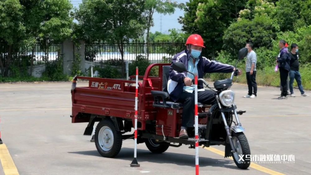 被问到为何要考取摩托车驾驶证,市民童先生说,相对于汽车,摩托车方便