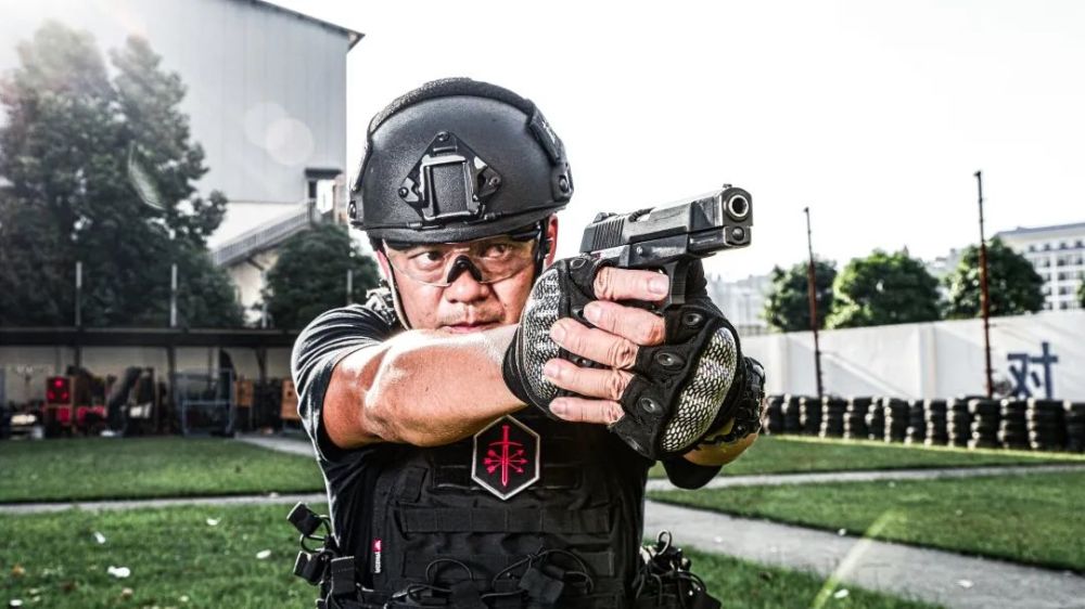 只要接到紧急指令,作为南宁特警队伍中优秀的狙击手和突击队员,曾浩都