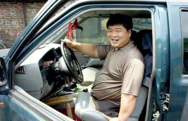 重庆富豪唐毅,7岁失去双腿,如今身价上亿,娶1.7米娇美秘书