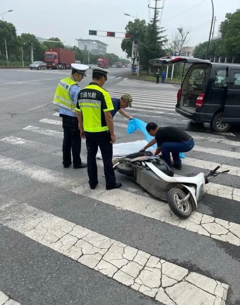 惨烈今晨镇江新区龙溪路发生一起车祸电动车主已经