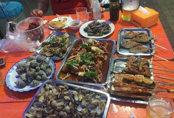 老板免费送1件啤酒,本以为是占便宜,买单才知其中猫腻|烧烤|啤酒|喝酒