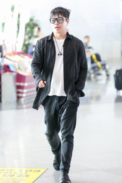 陈思诚穿衬衫配运动裤有几分硬汉的味道难怪佟丽娅看得上他