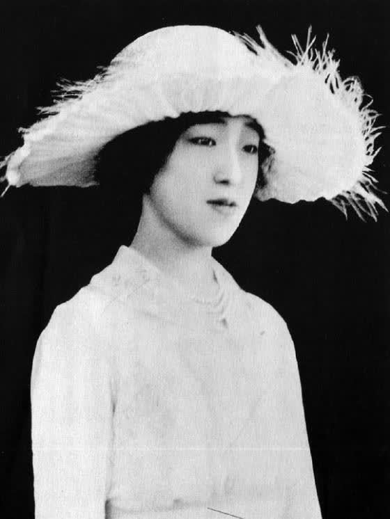 日本香淳皇后:小眼睛遗传几代人,7年生4位公主,天皇拒绝纳妾