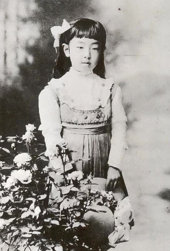 日本香淳皇后:小眼睛遗传几代人,7年生4位公主,天皇拒绝纳妾