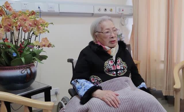 100岁秦怡在病房过生日,坐轮椅戴丝巾略显憔悴,尝遍人间疾苦_腾讯新闻