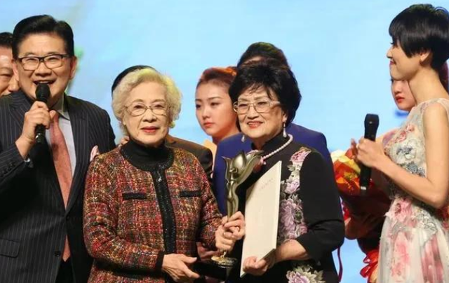 100岁秦怡在病房过生日,坐轮椅戴丝巾略显憔悴,尝遍人间疾苦_腾讯新闻