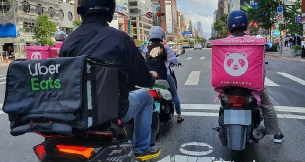 台湾一女子点了14杯饮料 饮料虽然送到了 但是过了半个钟 警察却到了 腾讯新闻