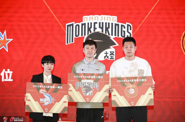 cba 3选1！CBA美女老板陷入纠结，新科状元会是旅美锋线还是广东后卫