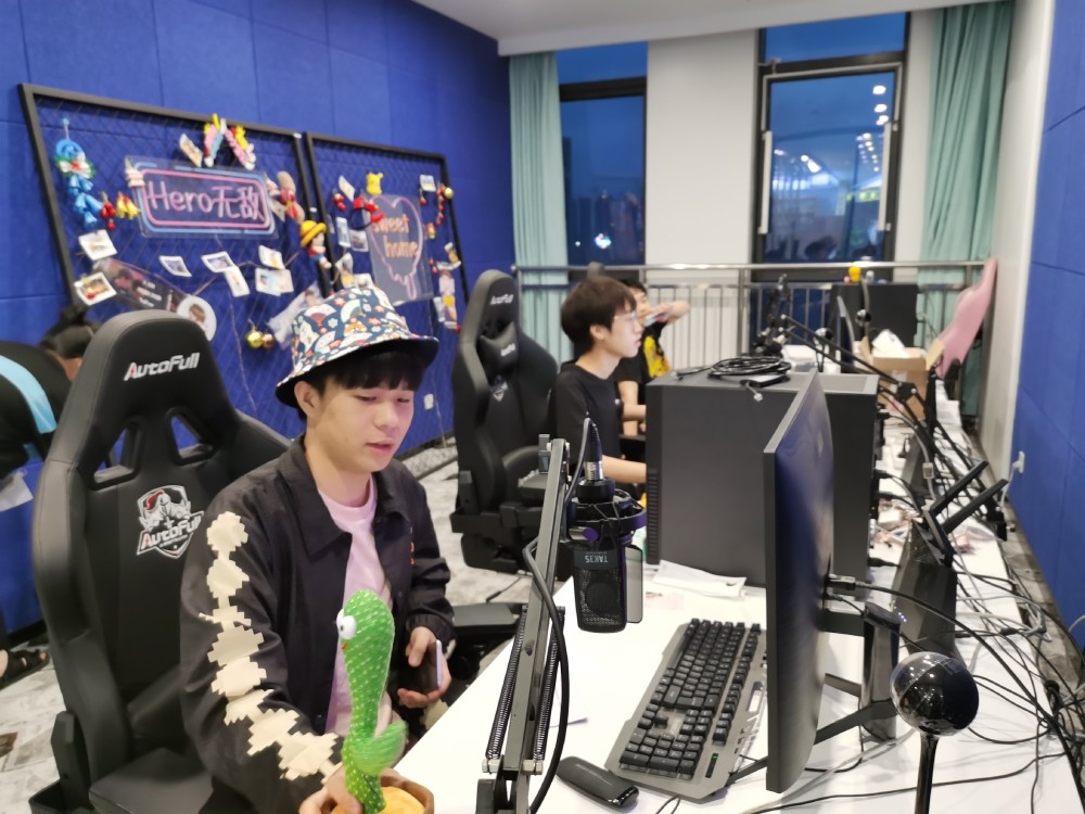 久哲公开辟谣傲寒并没有卖给gog依旧是hero的选手久酷那我走