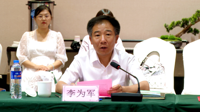 区委书记李为军出席并讲话,区委副书记,代区长李争主持座谈会,区委