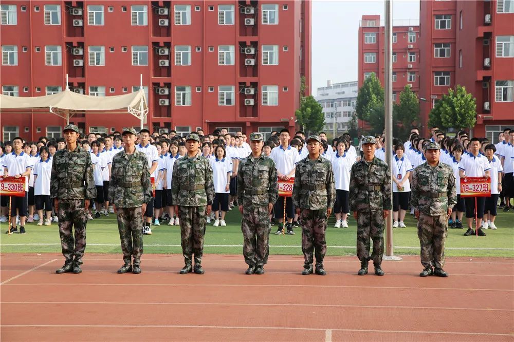 開營了衡水中學實驗學校舉行復讀生軍訓開營儀式