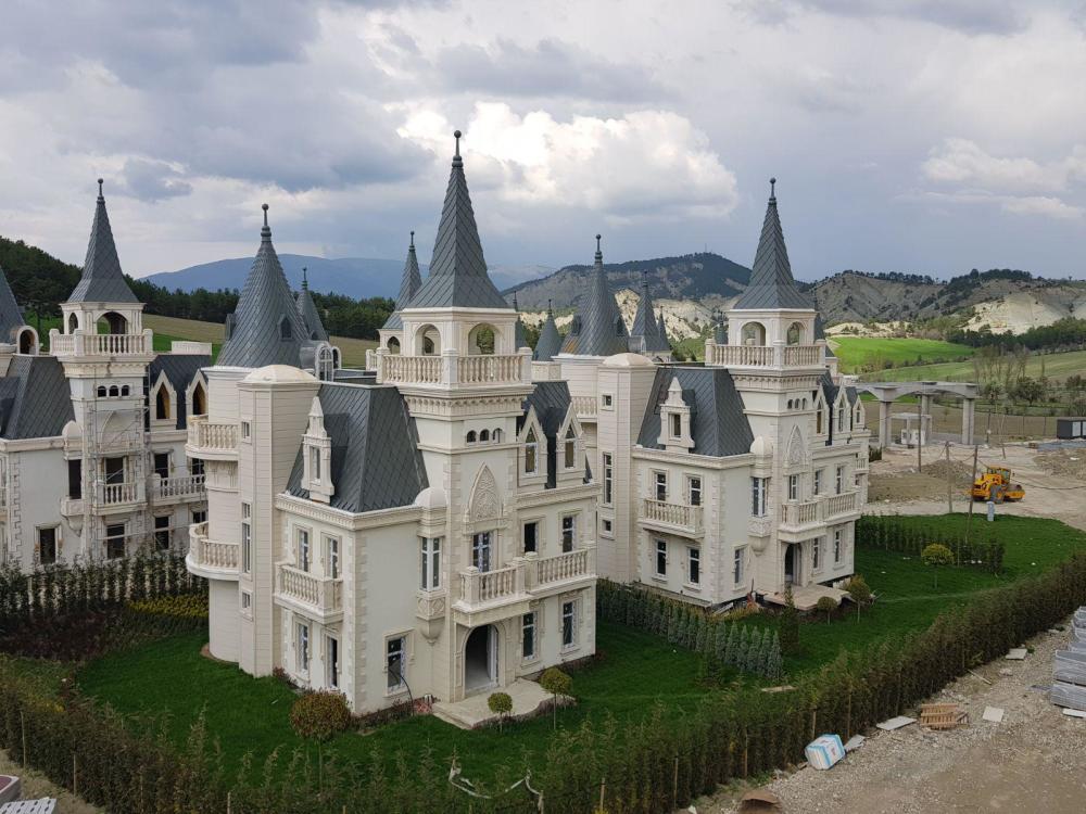 土耳其530座城堡别墅耗资13亿却被遗弃,无人居住空荡荡如鬼城_腾讯