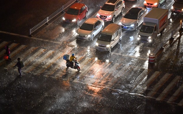 解救“困在算法中的人”，外賣、網約車就業的“國5條”來了