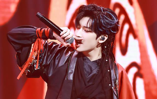 严浩翔跳舞戴唇钉太用力将它甩掉看着就感觉疼