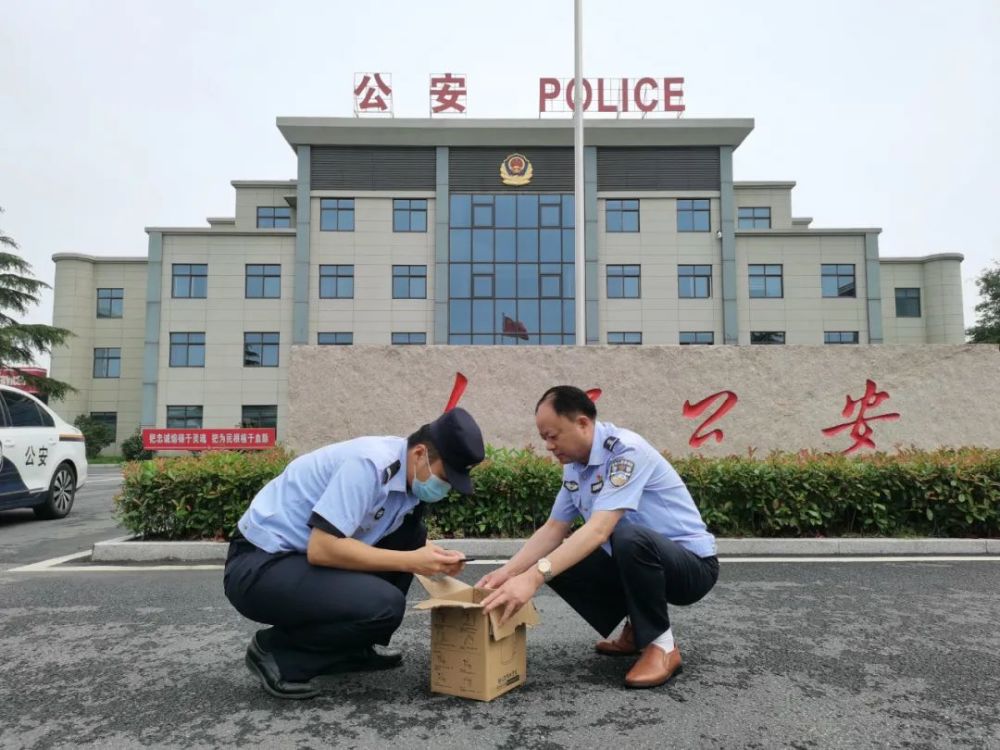 大丰10岁小女孩在路边捡到奇异鸟"惊动"了警察!