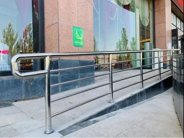 宾馆饭店设有轮椅通道,扶手或缘石坡道等无障碍设施(在坡度小于10度或
