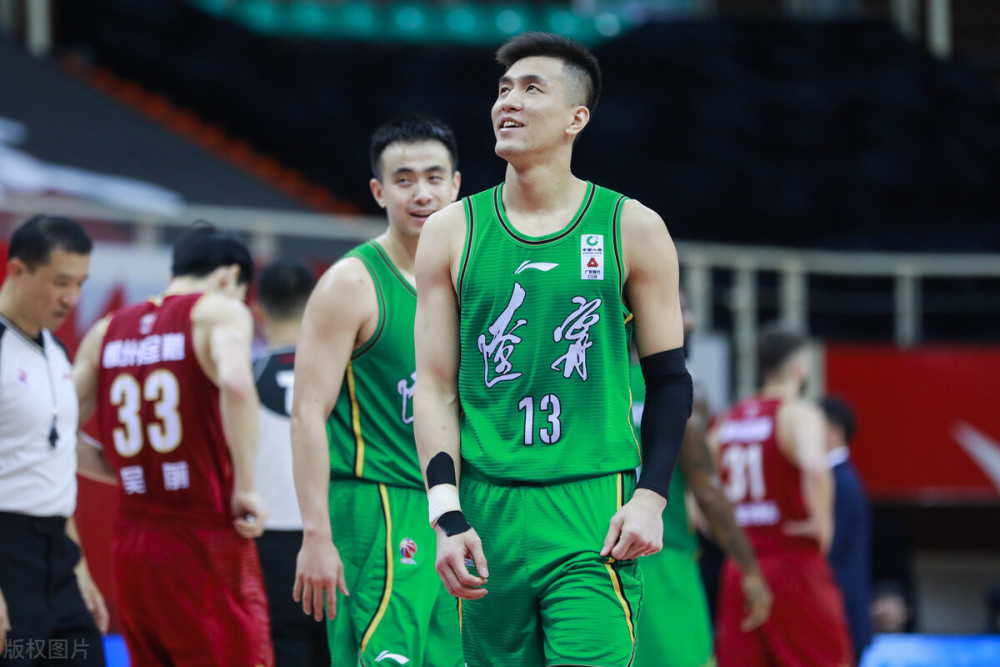 nba 球迷点评：从郭艾伦和周琦爆发争执的举动折射出男篮的背后
