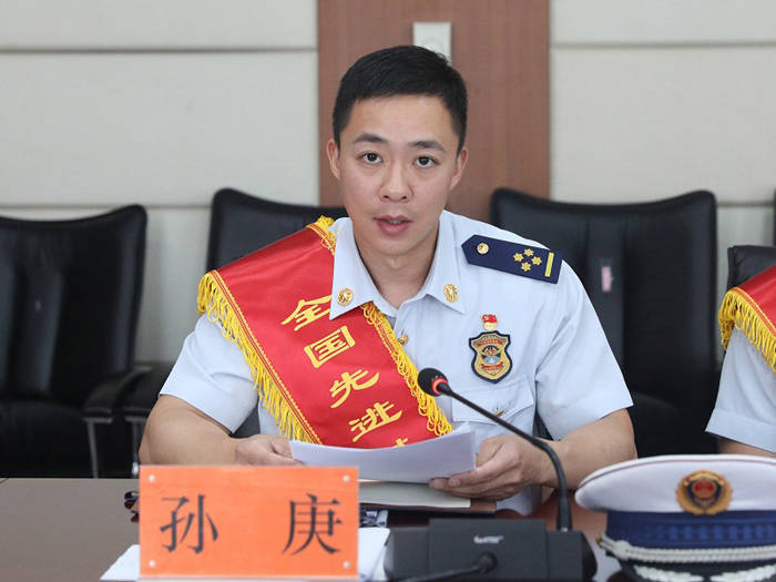 刘心元政委代表总队党委,对八大街消防救援站荣获"全国先进基层党组织