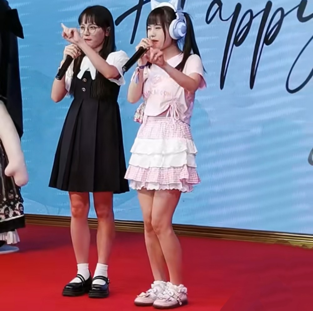 火线妹线下露面,参加好友生日秀唱功,路人视角下,五五身材实锤