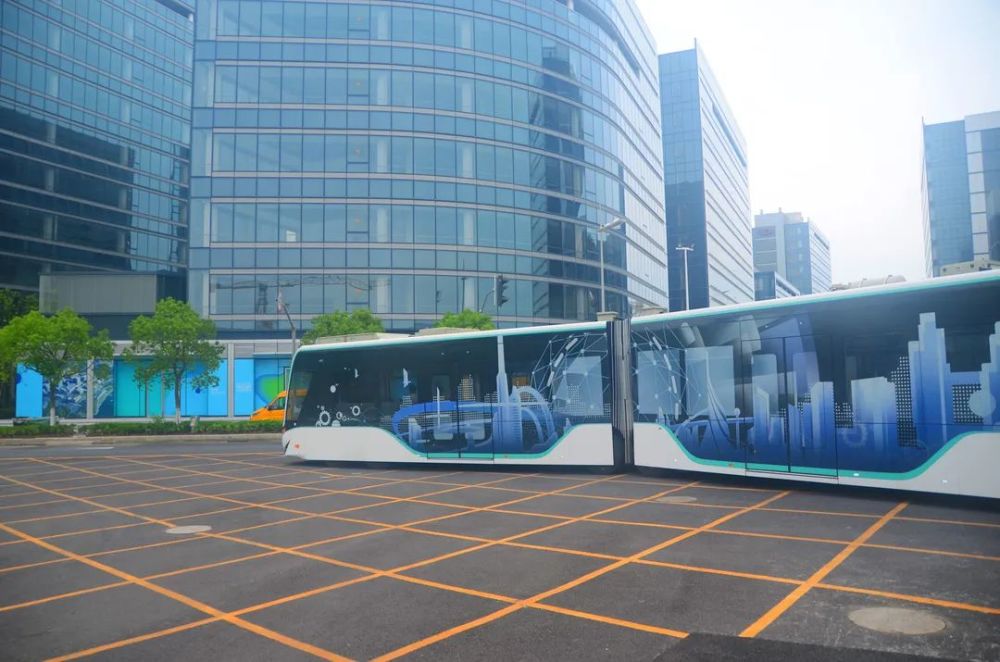 搭乘t1中运量可以去临港的哪些景点