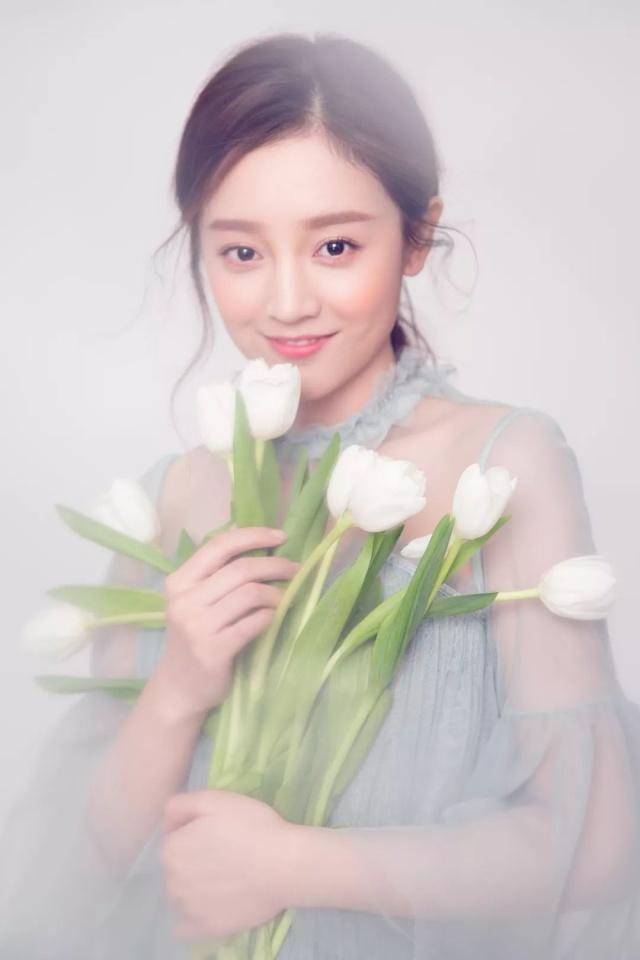 演员何花出水芙蓉温婉娴淑实力小花旦带着梦想如初绽放