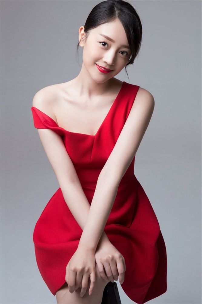 演员何花出水芙蓉温婉娴淑实力小花旦带着梦想如初绽放