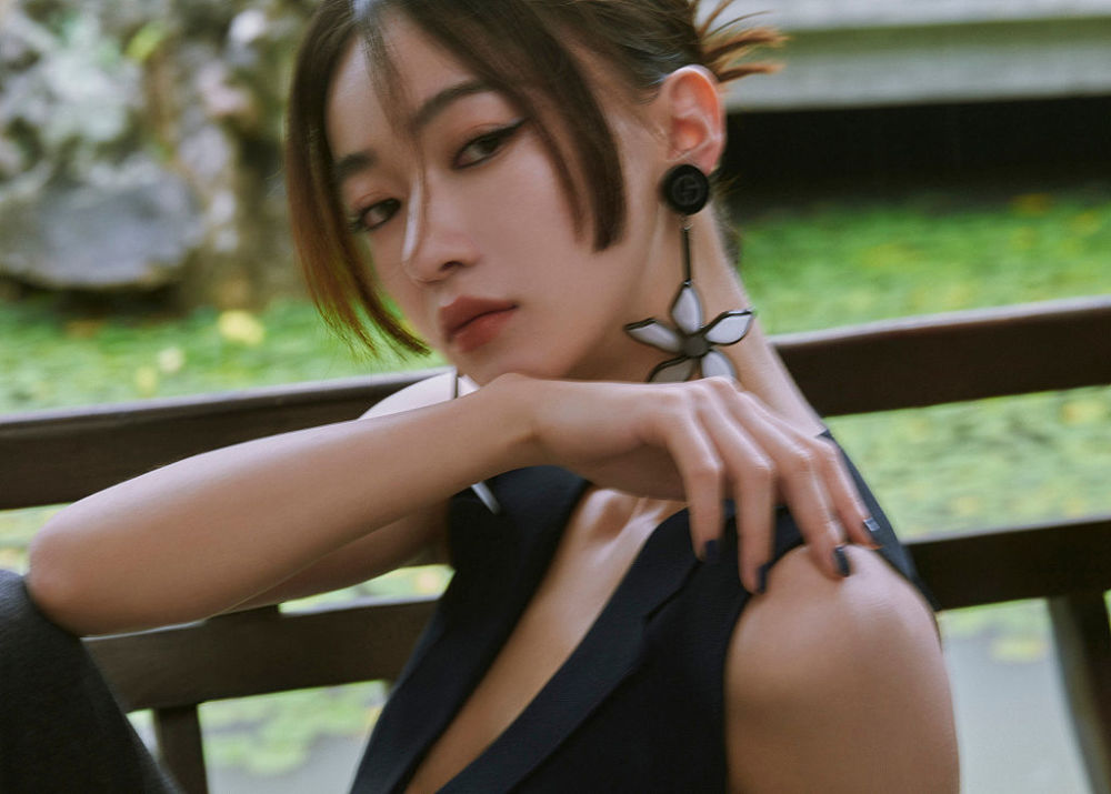吴谨言雨后园林大片化身金陵美人黑色系穿搭尽显侠气