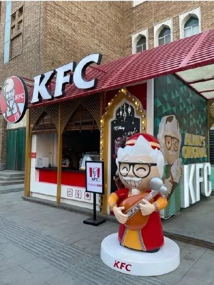 可以说是当地的网红地标了山东我就想知道肯德基爷爷到底有几幅面孔?