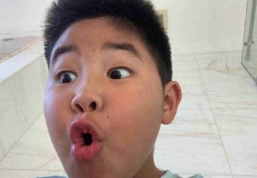 胡可晒小鱼儿厕所自拍照鱼儿越长越像安吉表情丰富喜剧感拉满