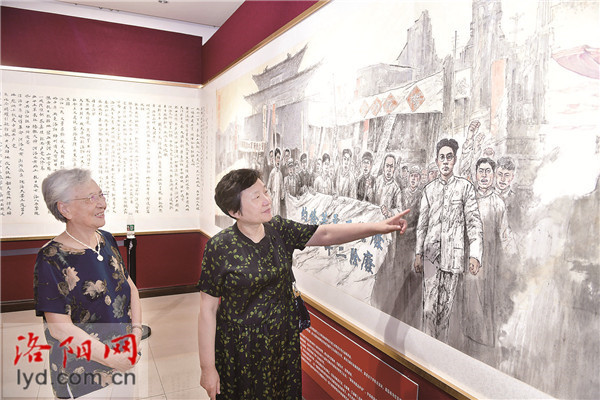 《河洛儿女心向党》中的李翔梧烈士画像,87岁的刘松蕊激动地说