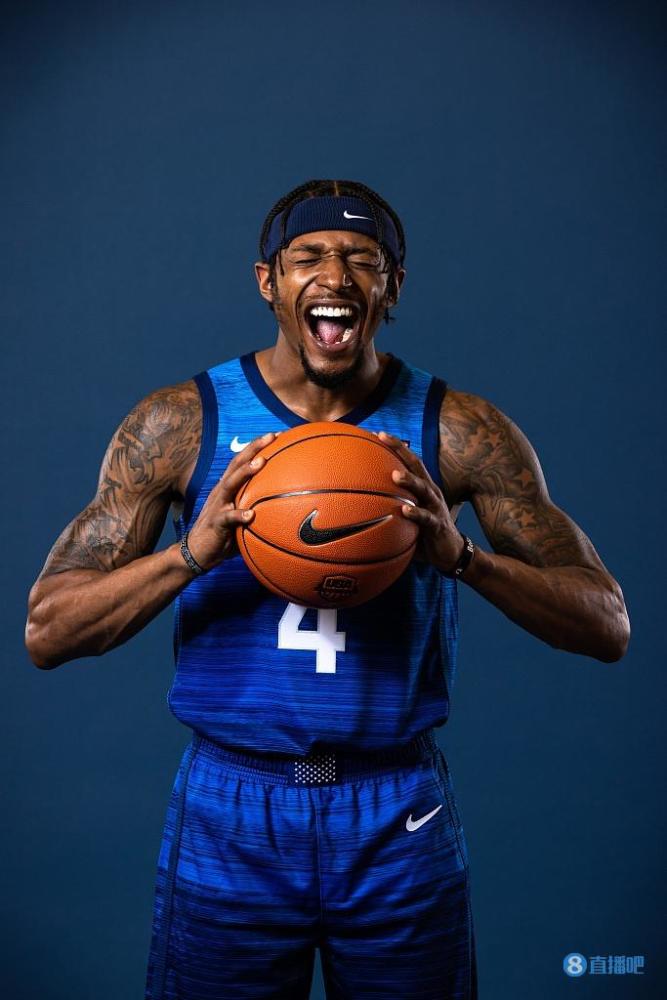 霍勒迪(12号)和米德尔顿(8号)外的所有球员拍摄了新球衣定妆照