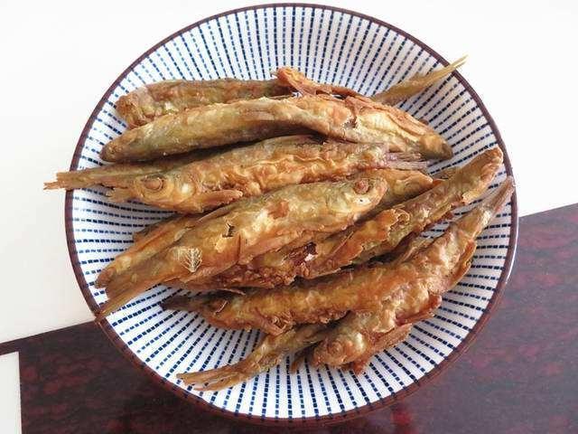 四川男子嫌白條魚難釣,朋友扛著袋子來幫他打窩,一把下去全是魚