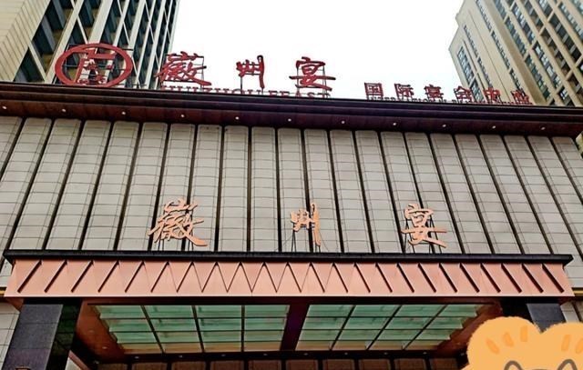 为何网友不依不饶呢?其实安徽蚌埠徽州宴老板娘和老板比谁都清楚