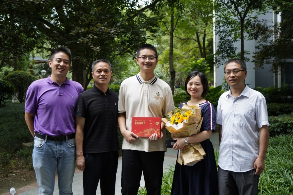 他的妈妈苏女士说,朝宇选择电子科技大学强基计划,我们家人都很支持