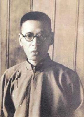 黄侃(1886—1935),字季刚,是湖北素有"教授县"之称的蕲春县人.