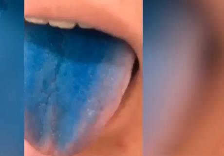 去卫生间洗也洗不掉,小孩子吃完蛋糕后牙和舌头都是蓝色的,颜色很深