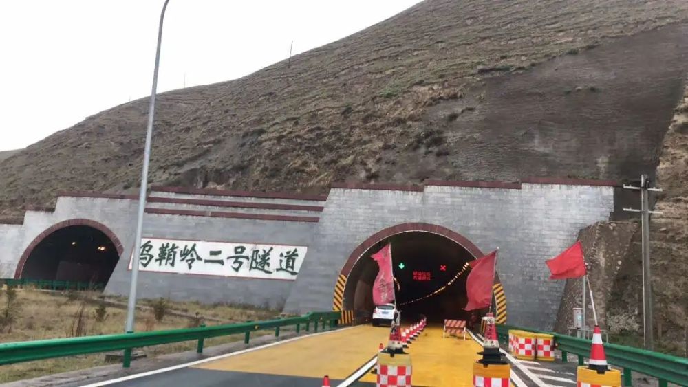 翻山越岭的筑路奇迹崇山峻岭间靓丽的风景线